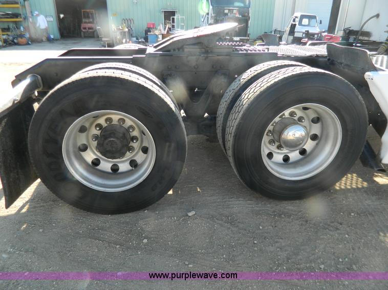 image for item G7828 1997 Kenworth T600 AeroCab semi truck