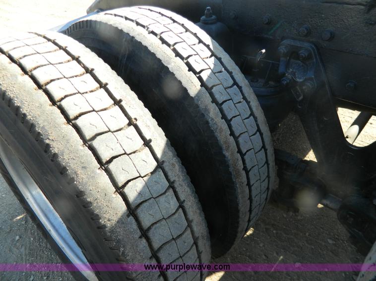 image for item G7828 1997 Kenworth T600 AeroCab semi truck