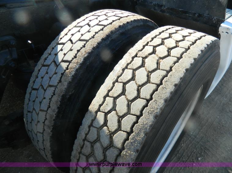 image for item G7828 1997 Kenworth T600 AeroCab semi truck