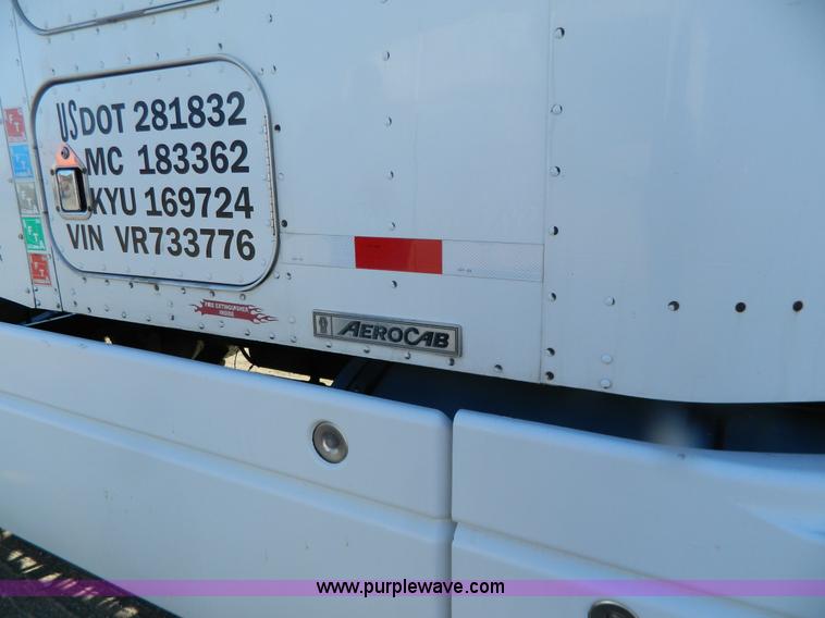 image for item G7828 1997 Kenworth T600 AeroCab semi truck