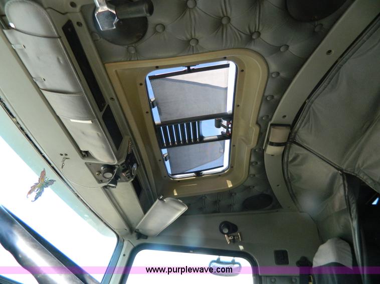 image for item G7828 1997 Kenworth T600 AeroCab semi truck