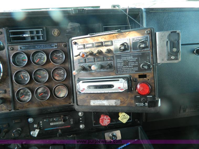 image for item G7828 1997 Kenworth T600 AeroCab semi truck