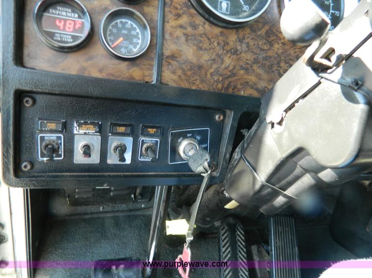 image for item G7828 1997 Kenworth T600 AeroCab semi truck