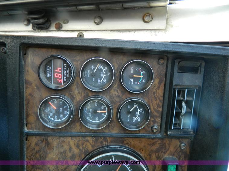 image for item G7828 1997 Kenworth T600 AeroCab semi truck