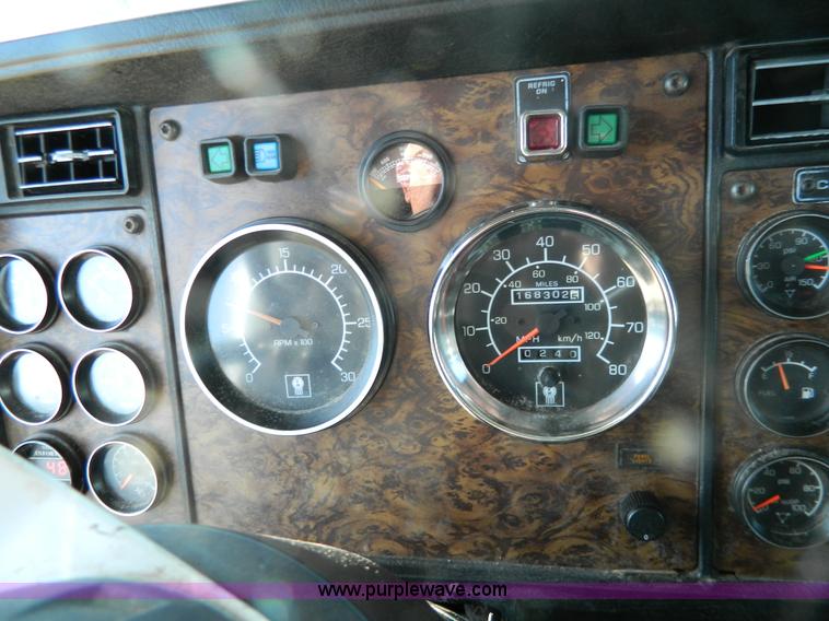 image for item G7828 1997 Kenworth T600 AeroCab semi truck