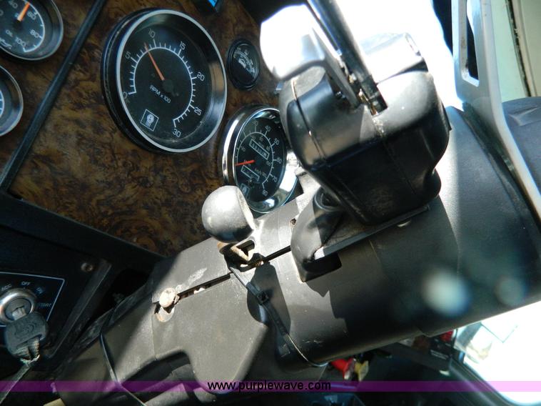 image for item G7828 1997 Kenworth T600 AeroCab semi truck