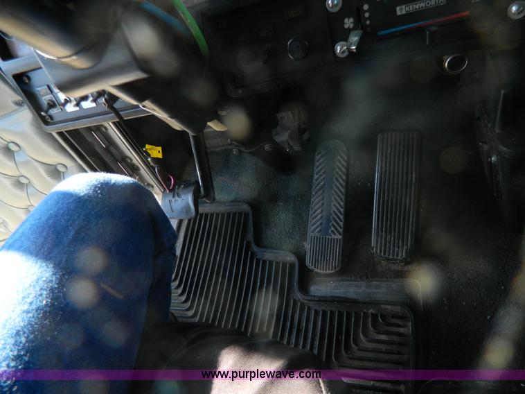 image for item G7828 1997 Kenworth T600 AeroCab semi truck