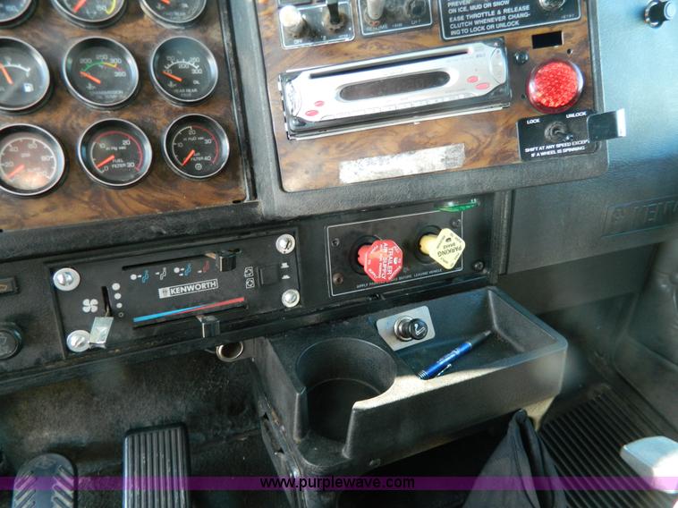 image for item G7828 1997 Kenworth T600 AeroCab semi truck