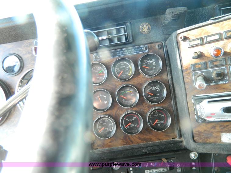 image for item G7828 1997 Kenworth T600 AeroCab semi truck