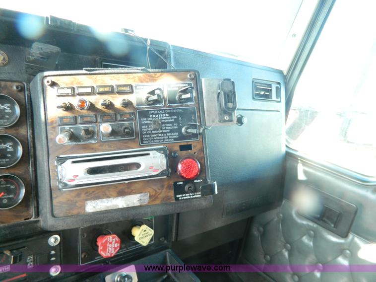 image for item G7828 1997 Kenworth T600 AeroCab semi truck