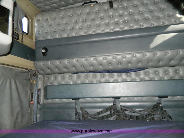 image for item G7828 1997 Kenworth T600 AeroCab semi truck