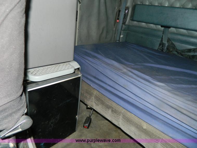 image for item G7828 1997 Kenworth T600 AeroCab semi truck