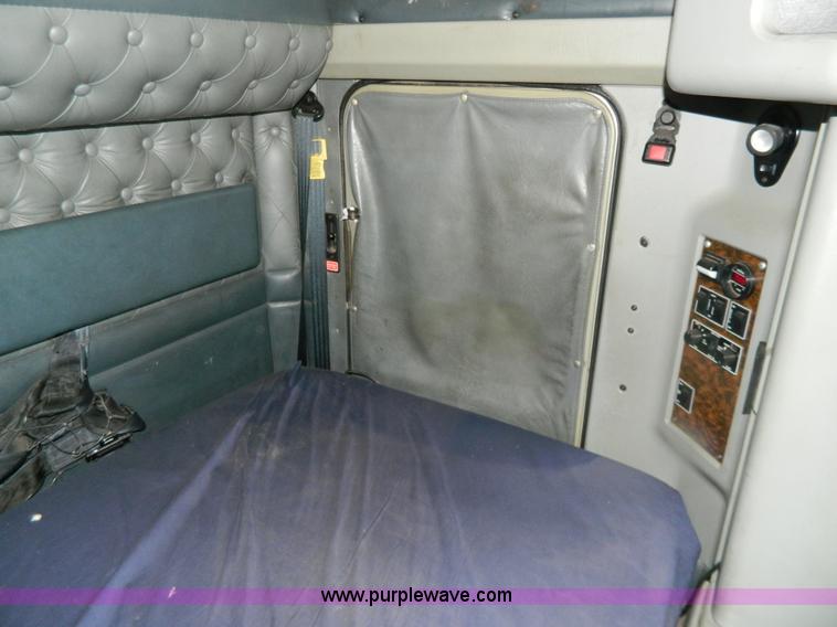 image for item G7828 1997 Kenworth T600 AeroCab semi truck