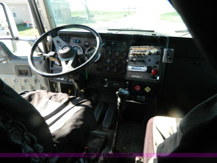 image for item G7828 1997 Kenworth T600 AeroCab semi truck