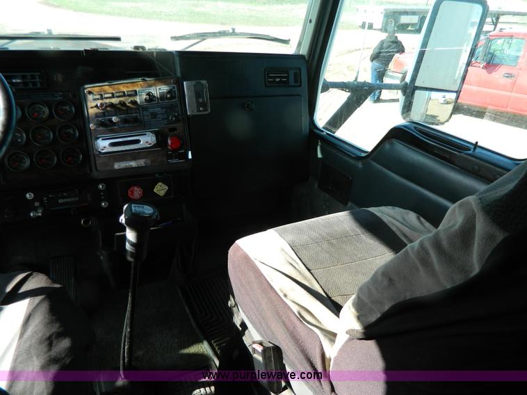 image for item G7828 1997 Kenworth T600 AeroCab semi truck