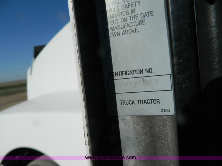 image for item G7828 1997 Kenworth T600 AeroCab semi truck