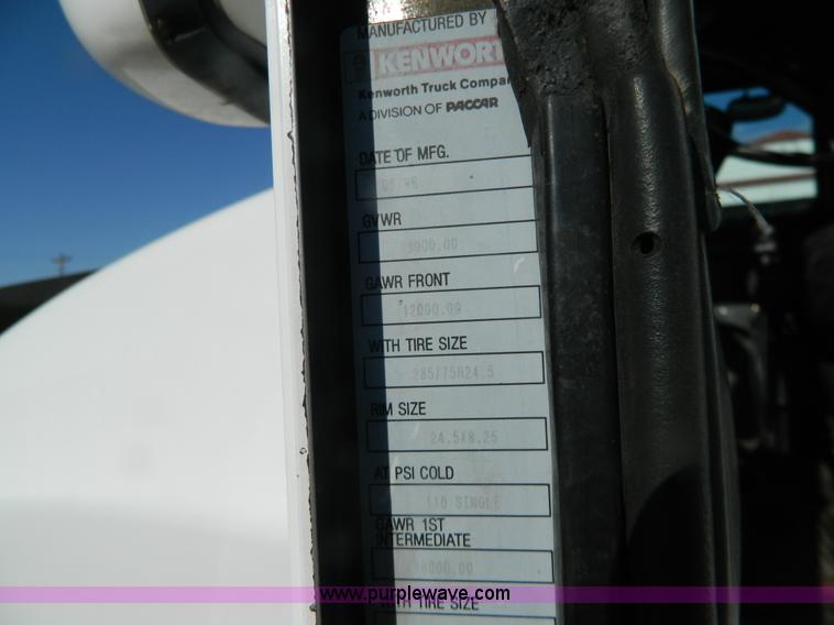 image for item G7828 1997 Kenworth T600 AeroCab semi truck