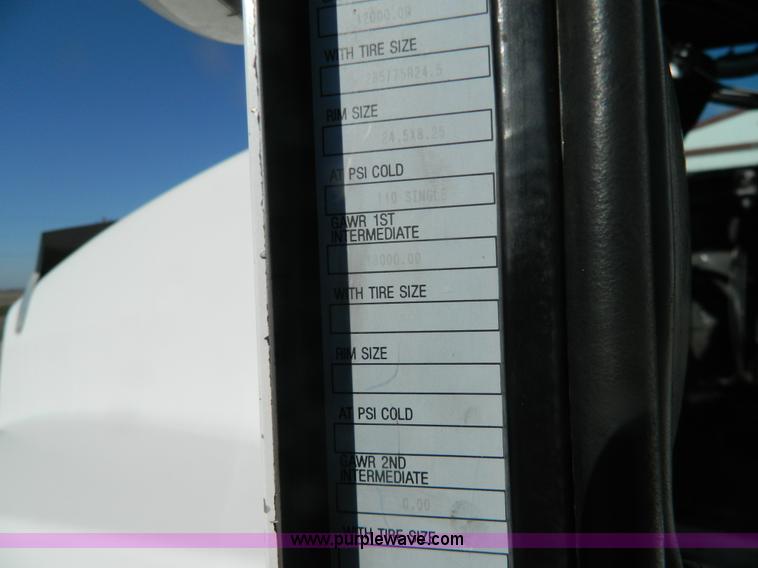 image for item G7828 1997 Kenworth T600 AeroCab semi truck