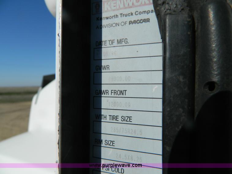 image for item G7828 1997 Kenworth T600 AeroCab semi truck