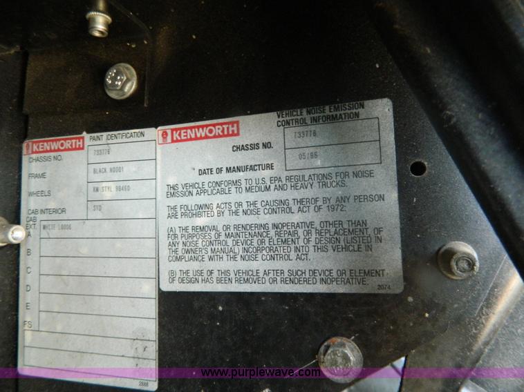 image for item G7828 1997 Kenworth T600 AeroCab semi truck