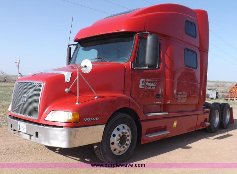 image for item H7183 2003 Volvo VNL semi truck