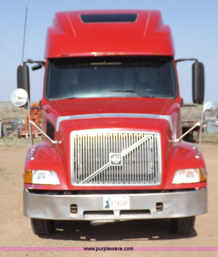 image for item H7183 2003 Volvo VNL semi truck