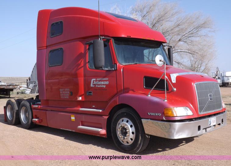 image for item H7183 2003 Volvo VNL semi truck