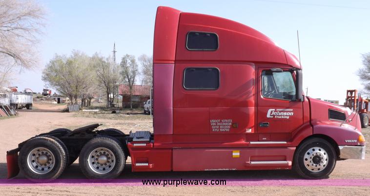 image for item H7183 2003 Volvo VNL semi truck
