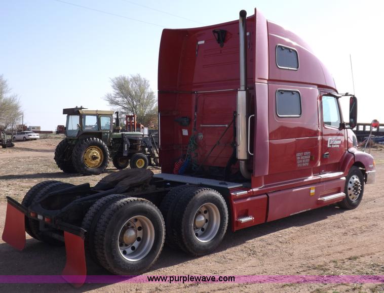 image for item H7183 2003 Volvo VNL semi truck