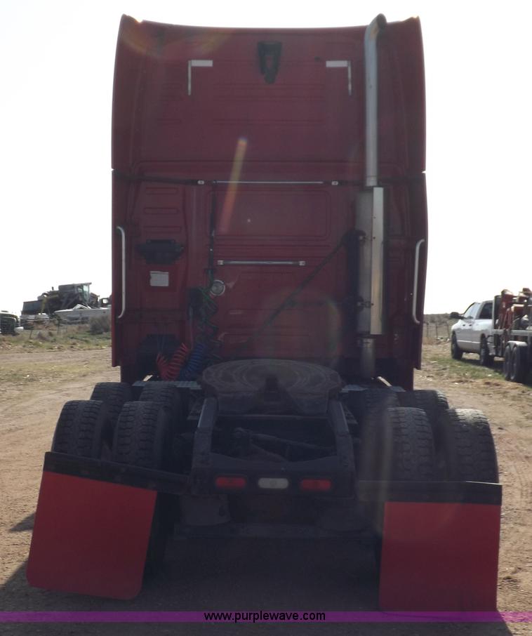 image for item H7183 2003 Volvo VNL semi truck