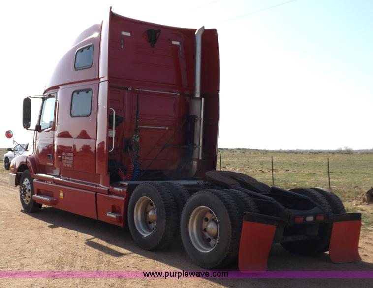 image for item H7183 2003 Volvo VNL semi truck