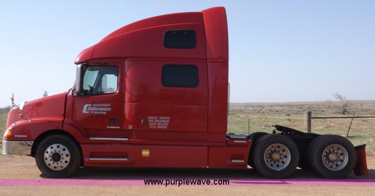 image for item H7183 2003 Volvo VNL semi truck