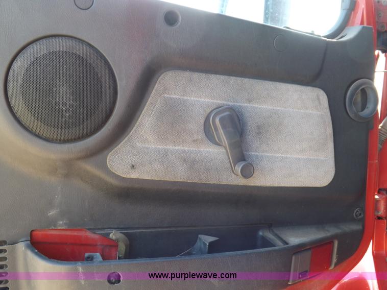 image for item H7183 2003 Volvo VNL semi truck