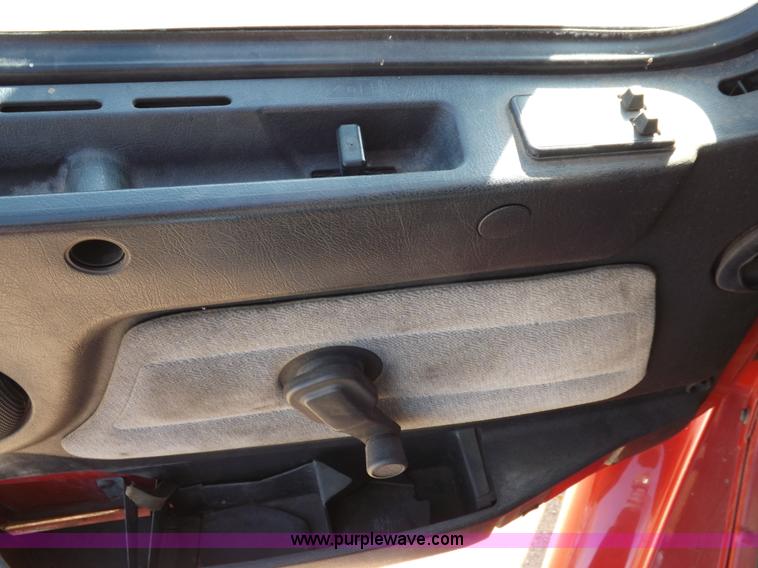 image for item H7183 2003 Volvo VNL semi truck