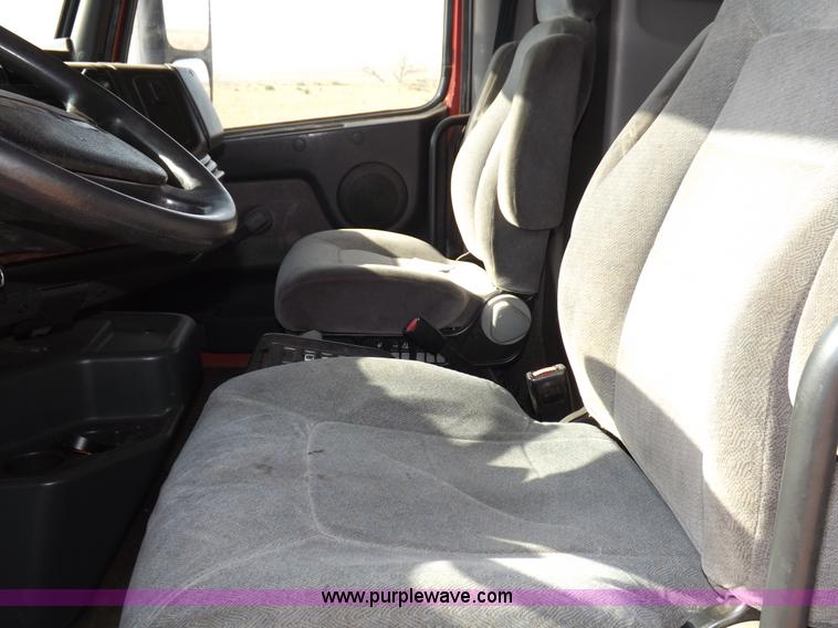 image for item H7183 2003 Volvo VNL semi truck