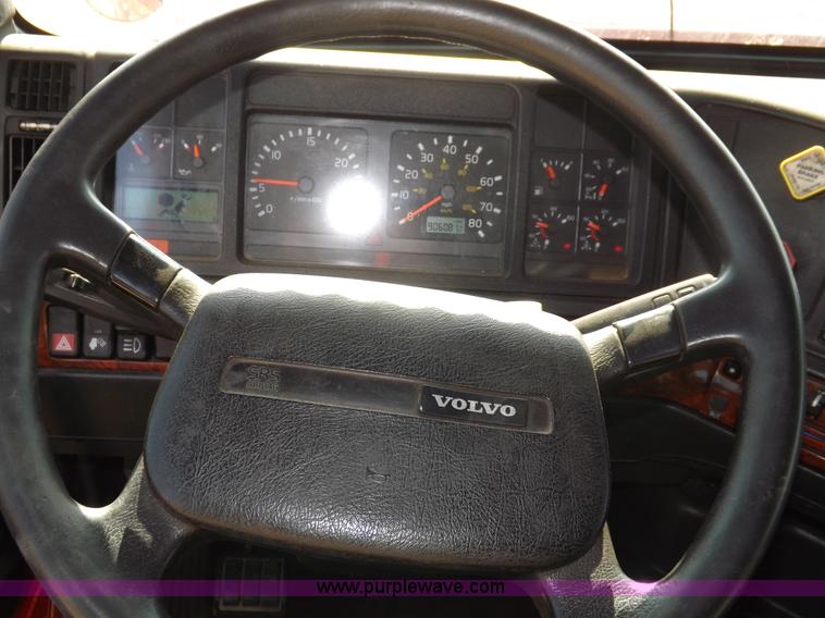 image for item H7183 2003 Volvo VNL semi truck