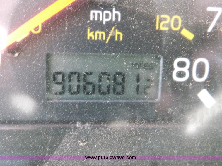 image for item H7183 2003 Volvo VNL semi truck