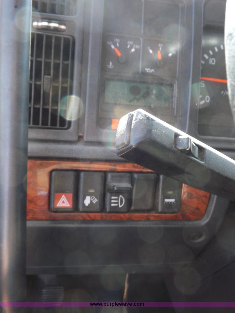 image for item H7183 2003 Volvo VNL semi truck