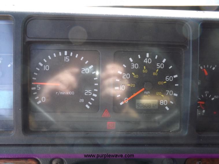 image for item H7183 2003 Volvo VNL semi truck