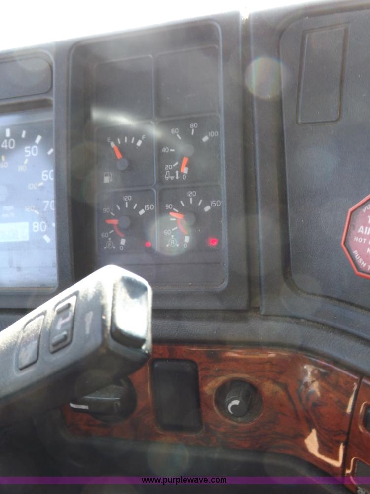 image for item H7183 2003 Volvo VNL semi truck