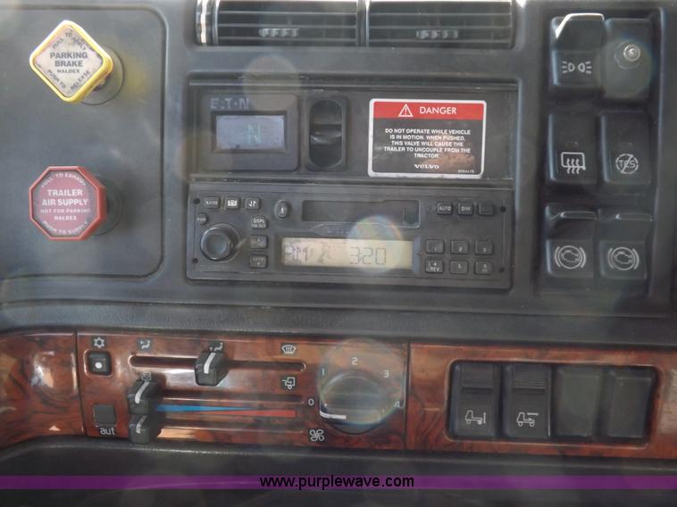 image for item H7183 2003 Volvo VNL semi truck