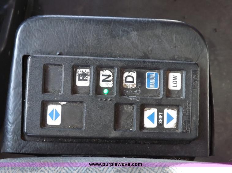 image for item H7183 2003 Volvo VNL semi truck