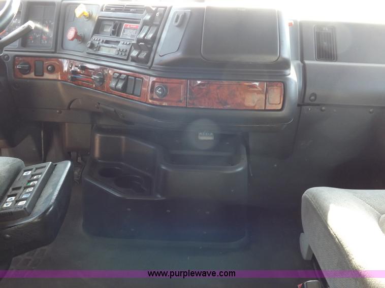 image for item H7183 2003 Volvo VNL semi truck