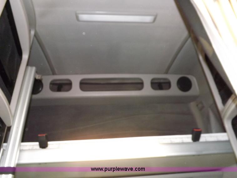 image for item H7183 2003 Volvo VNL semi truck