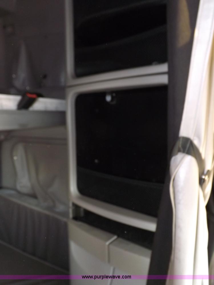 image for item H7183 2003 Volvo VNL semi truck