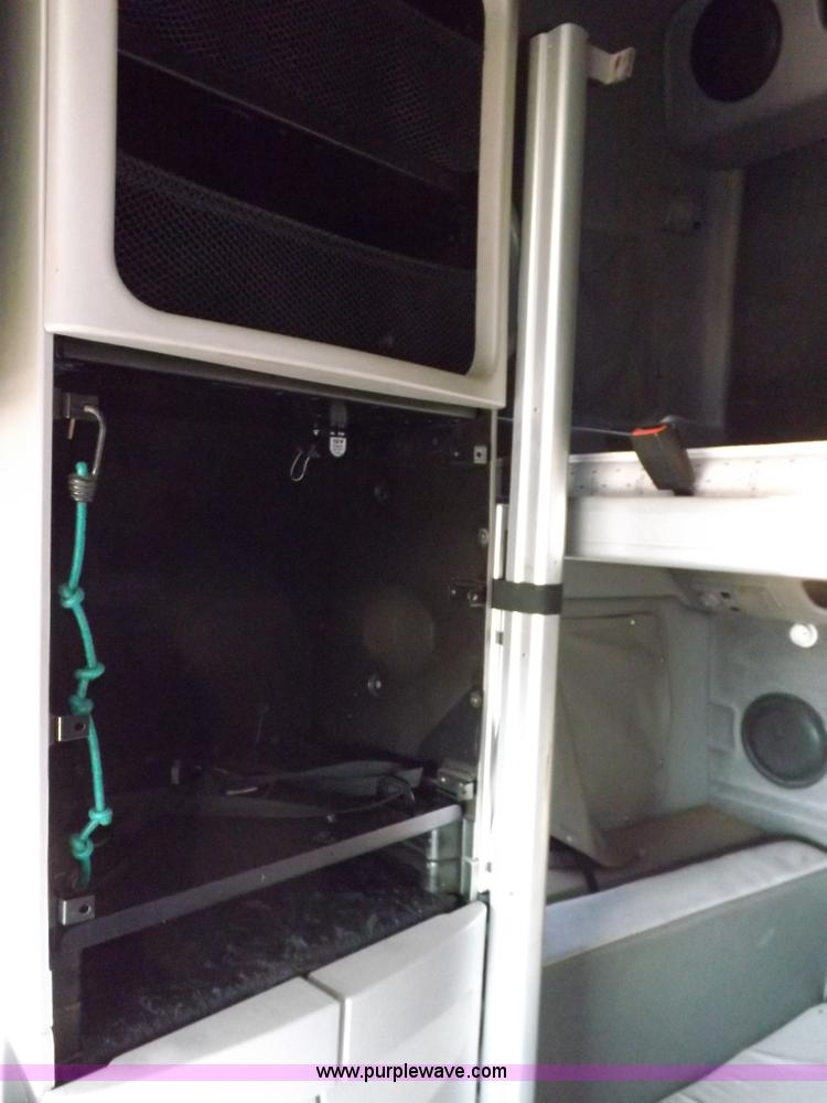 image for item H7183 2003 Volvo VNL semi truck