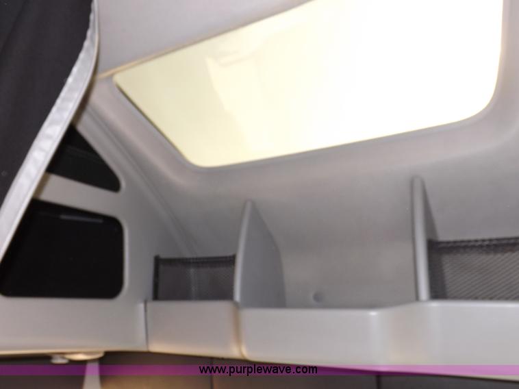 image for item H7183 2003 Volvo VNL semi truck