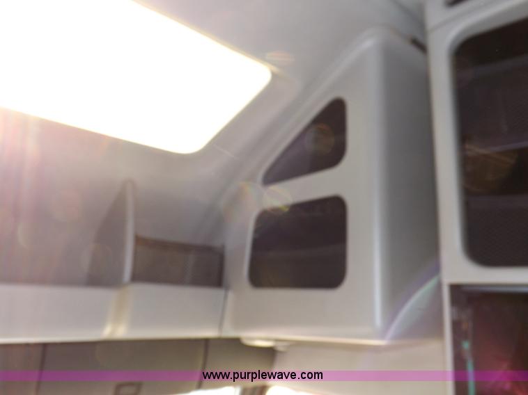 image for item H7183 2003 Volvo VNL semi truck