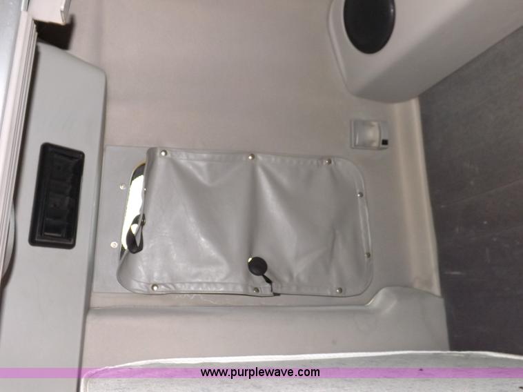 image for item H7183 2003 Volvo VNL semi truck