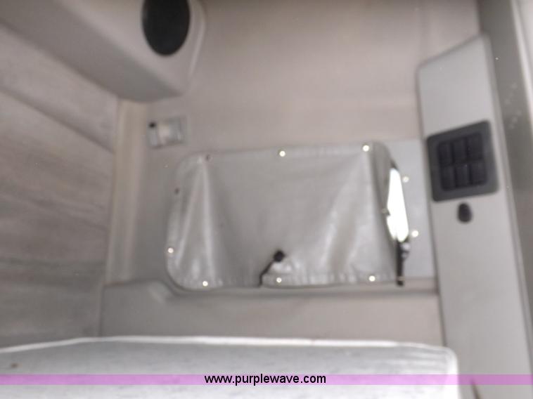 image for item H7183 2003 Volvo VNL semi truck